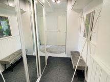 Näkymä sisäänkäynnin suunnasta eteiseen