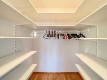 Vaatehuone löytyy sekä makuuhuoneesta, että eteisestä!