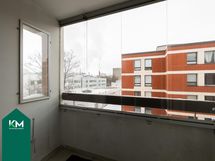 Lasitettu parveke jonne kulku keittiöstä