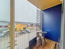 Parvekkeelta on avarat näkymät Ja siitä kelpaa nauttia, sillä parvekkeella tupakointi on kielletty