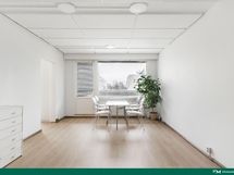 Olohuoneesta on käynti keittiöön ja lasitetulle parvekkeelle.