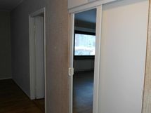 Eteisessä liukuovikaapistoja