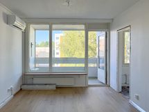 Neljännen kerroksen tilava ja juuri remontoitu kaunis yksiö sisäpihanäkymillä.