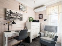 Työpiste olohuoneen ja keittiön välissä