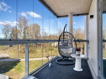 Huoneiston levyinen, suuri parveke