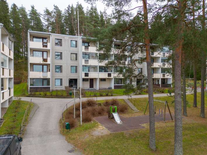 Kerrostalo, 4h+k+kph+vh+wc, yhtiöjärjestyksessä 4 h+k, 96 m², Moisio, Lohja