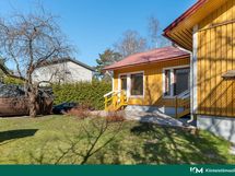 B asunnon portaat ulos puutarhaan