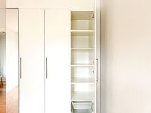 Kaapeissa niin hyllyä kuin tankoa.