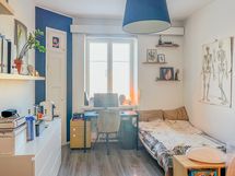 Huone on ilmeeltään siisti ja sinne tulee kivasti valoa