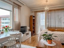 Kodin parveke on pohjoisen suuntaan.