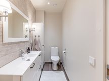 Erillinen wc eteiskäytävällä makuuhuoneiden lähistöllä.
