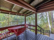 Saunamökin terassilta rappuset laiturille