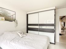 Makuuhuoneessa on liukuovikaapisto.