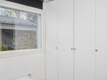 Päämakuuhuonessa on kiinteää kaappitilaa