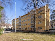 Julkisivu pihan puolelta