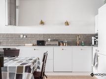 Myös kylmäkaluste on integroitu kalusteovien taakse.