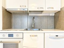 Avokeittiössä on varusteena astianpesukone.