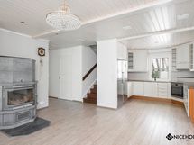 Avokeittiö avautuu olohuoneen suuntaan.