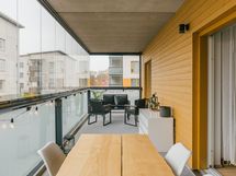 Tilava koko asunnon levyinen lasitettuparveke