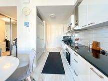 Avokeittiö on hyvin varusteltu.