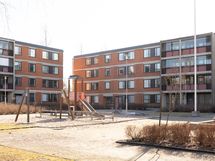 Taloyhtiön piha-aluetta - lasten leikkipaikka