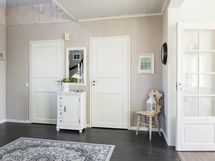 Eteisaulasta on käynti olohuoneeseen, kodinhoitohuoneeseen sekä wc-tilaan