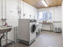 Pesutupa, taloyhtiön yhteisissä tiloissa.