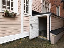 sisäänkäynti yhtiön viinikellariin