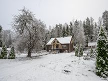 Mukavan kokoinen koti isolla 3130 m²:n tilalla lampinäkymin.