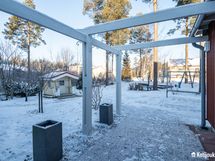 Viihtyisä piha-alue, jossa tilaa myös auton pysäköinnille