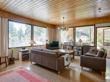 Olohuoneesta käynti terassille.