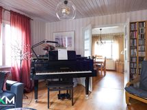 Olohuoneesta näkymä ruokailuhuoneeseen