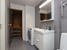 Yläkerrassa kylpyhuone/wc