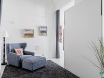 Olohuoneen yhteydessä monikäyttöinen alkovi