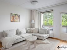 Olohuoneesta on käynti lasitetulle parvekkeelle.