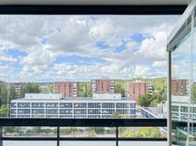 Lasitetun parvekkeen avarat näkymät avautuvat lounaaseen.
