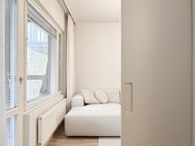 Huoneiden välissä  on kätevä liukuovi, joka ei vie tilaa sisustukselta.