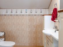 Yläkerran kylpyhuone/wc-tila