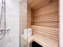 Kodissa on myös oma sauna lasiseinällä varustettuna