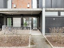 Alimman kerroksen oma sisäänkäynti.