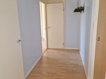 Eteisen päässä vaatehuone ja käynti makuuhuoneeseen