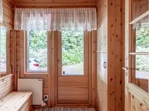 Sisääntulo, oikealla wc/ suihkutila