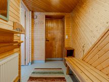 Pukuhuone kellarikerroksessa