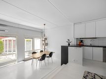 Keittiö ja olohuone ovat avaraa yhtenäistä tilaa