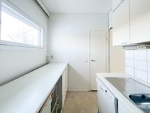 Ikkunan edessä hyvin tasotilaa.