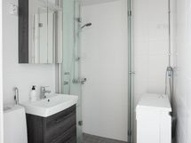 Kylpyhuone, uusittu LVIS-remontin yht.2021-22. Pesukone sis. kauppaan