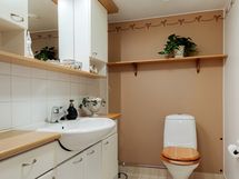 alakerran erillinen wc