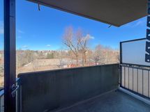 Parvekkeelta avautuu avarat näkymät koilliseen suuntaan.