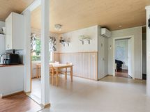 ruokailutilaan mahtuu todella suuri pöytäryhmä.