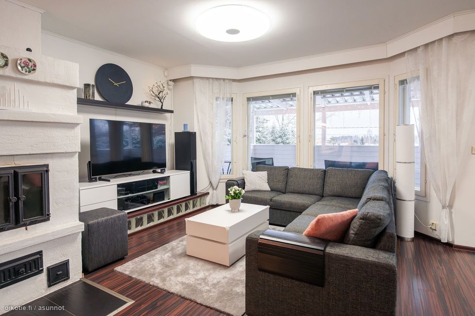 Olohuoneessa varaava takka